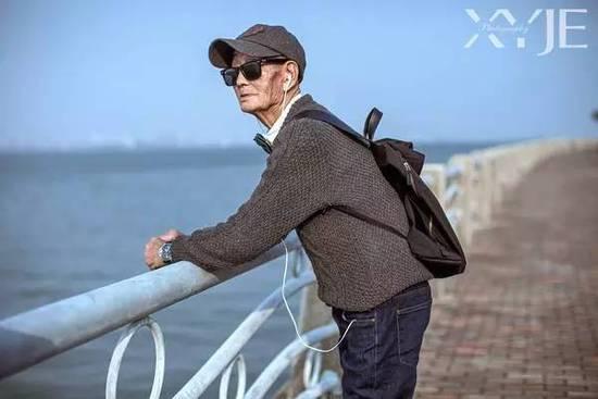 酷毙了!孙子给85岁爷爷拍了一组街拍照