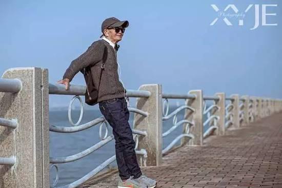 酷毙了!孙子给85岁爷爷拍了一组街拍照