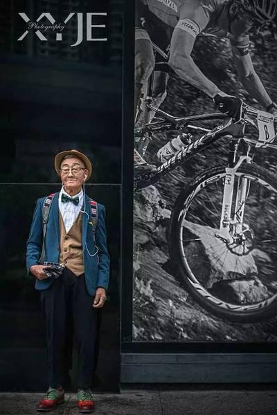 酷毙了!孙子给85岁爷爷拍了一组街拍照