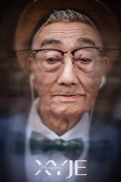 酷毙了!孙子给85岁爷爷拍了一组街拍照
