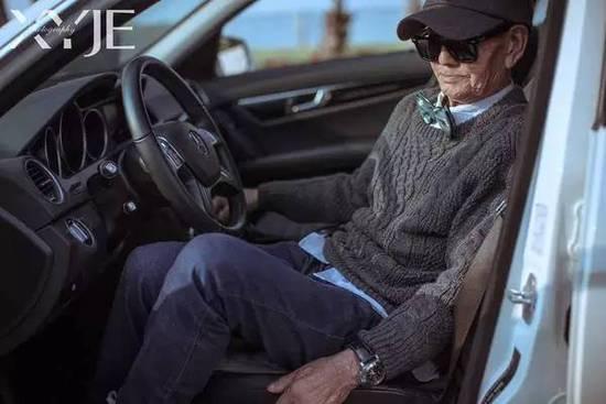 酷毙了!孙子给85岁爷爷拍了一组街拍照