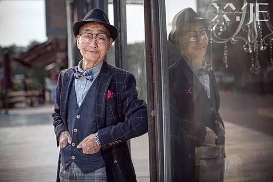酷毙了!孙子给85岁爷爷拍了一组街拍照