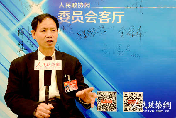 北京市政协委员赵建国23日下午接受人民政协报记者专访并做客人民政协网“委员会客厅”，介绍了本次全会他的关注点： 发展新能源汽车 对传统柴汽油车进行“深度限制”。 本报记者   田福良   王沥慷 摄影报道