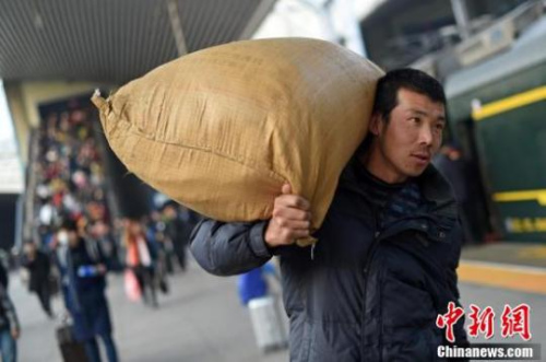 1月21日，山西太原火车站，返乡学生在人潮中进站上车。<a target='_blank' href='http://www.chinanews.com/'>中新社</a>记者 武俊杰 摄