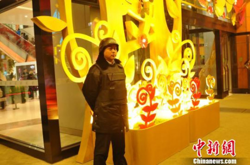 图为80后帅气保安靳卫广。吕春荣 摄