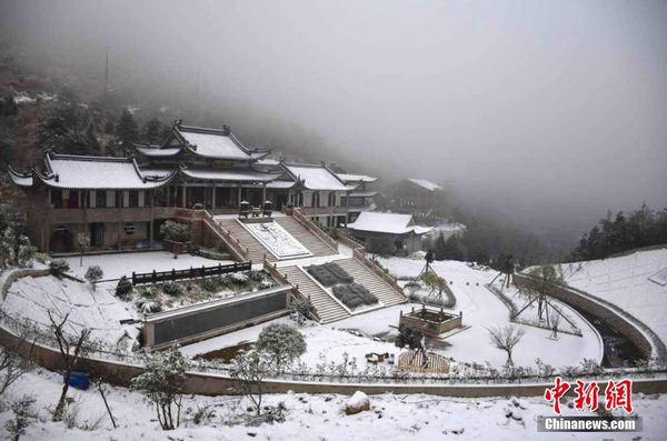 1月23日，受极强冷空气影响，福建宁德市气温大幅下降，该市寿宁县、柘荣县、周宁县等地普遍下起小雪，大地一片雪白，银装素裹惹人醉。图为柘荣县东狮山，大地一片雪白。 缪春 摄