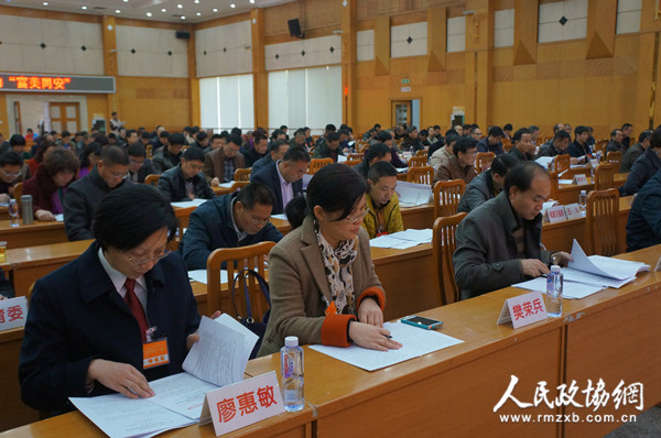厦门市同安区政协委员在认真听取和审议常委会工作报告。