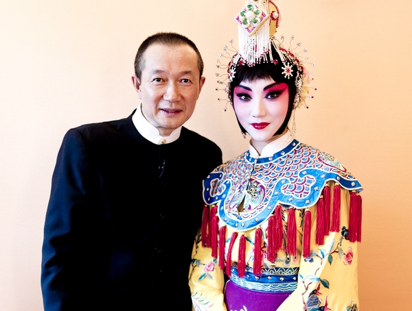 肖迪（右）与音乐家谭盾在德国合作多媒体音乐剧后进行合影