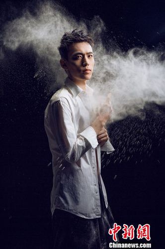 陈希郡最新写真曝光穿白衬衫眼神迷离（组图）