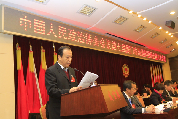 厦门市海沧区政协主席许成福作常委会工作报告。
