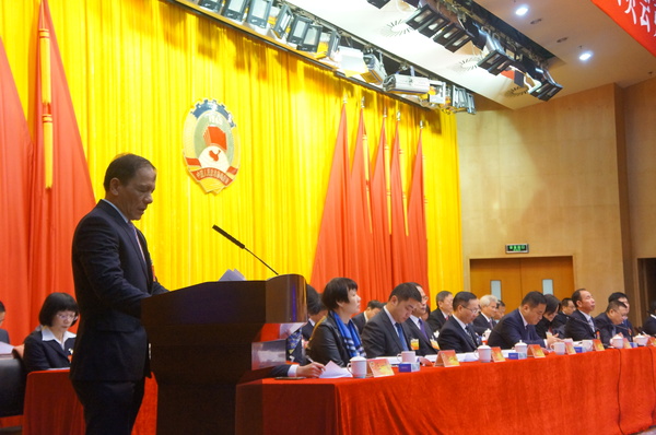 厦门市思明区政协副主席黄嘉斌作提案工作报告。