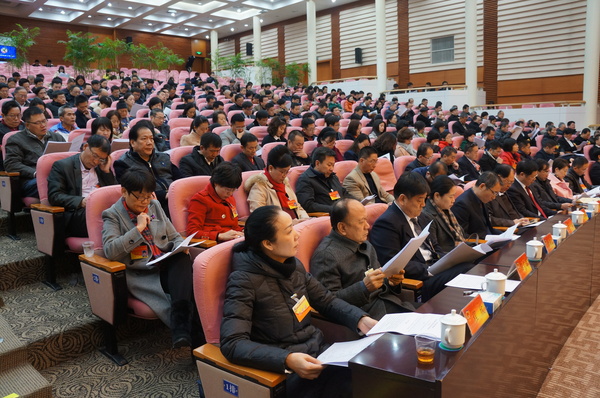 厦门市思明区政协委员在认真听取和审议常委会工作报告。