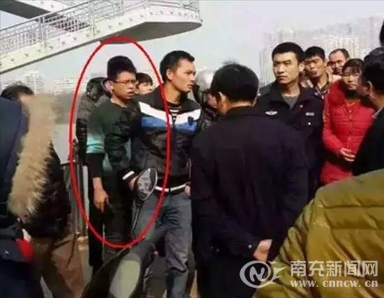 1月26日，记者见到了放寒假刚从学校回到南充的李奇，清瘦的他戴着一副眼镜，显得十分斯文。就读于江西理工大学经济管理学院金融专业的李奇今年念大四，原本默默无闻的他却因一周前在赣州市勇救落水女子后悄然离去，引发了赣州全市的搜寻，一条“全城寻找好人眼镜哥”的消息刷爆了当地人的朋友圈，李奇更是被称为“虔城(赣州别称)好男儿”。