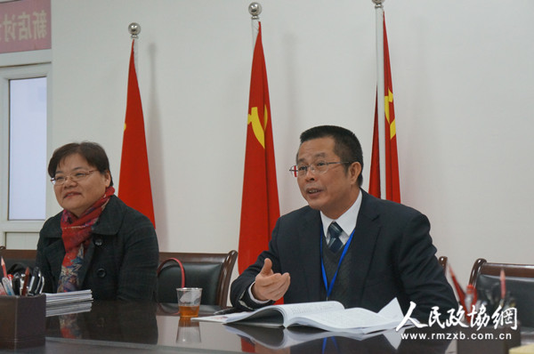 1月27日，在新店小组讨论会上，厦门市翔安区政协主席林进胜（右一）就法院加大执行力度、检察院进行预防职务犯罪警示教育等问题，与委员们进行深入交流。照宁 摄