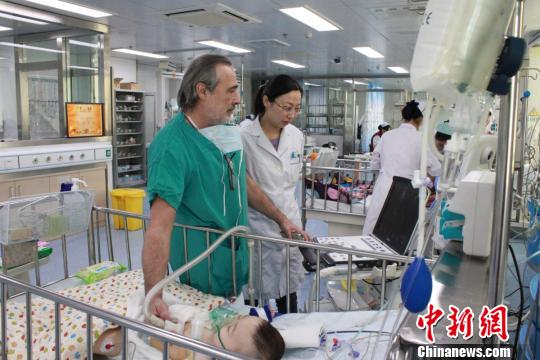 意大利医学专家免费为中国患儿实施手术。　武文芳 摄