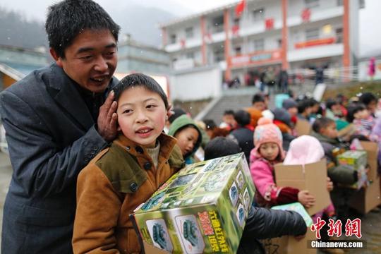 资料图。1月22日，四川省绵阳市北川县桃龙乡铁龙村举办留守儿童新年礼物发放活动。<a target='_blank' href='http://www.chinanews.com/'>中新社</a>记者 王骏 摄
