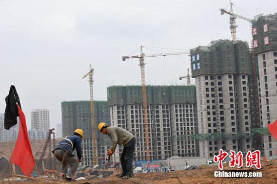 11月11日，山西太原，民工在一建筑工地作业。<a target='_blank' href='http://www.chinanews.com/'>中新社</a>记者 武俊杰 摄