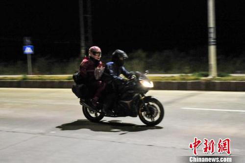 龙廷轮29日晚穿行在321国道上。　蒋雪林　摄