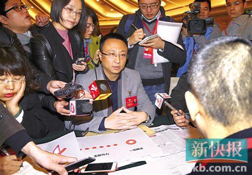 政协委员曹志伟在广州市城管委问政。新快报记者 毕志毅/摄