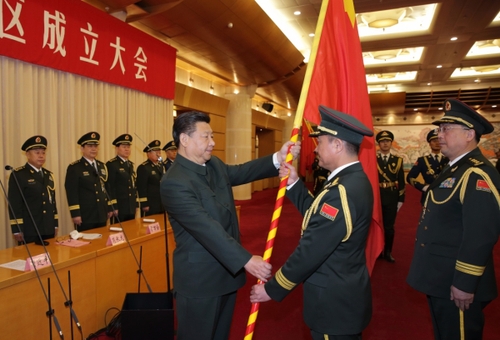 这是习近平将军旗授予东部战区司令员刘粤军、政治委员郑卫平。