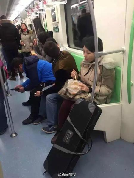 2月1日下午，有网友爆料在上海地铁12号线上闻到一股麻辣烫的味道。顺着味道找过去，发现居然是2016年第一位网红凤爪女。。。。