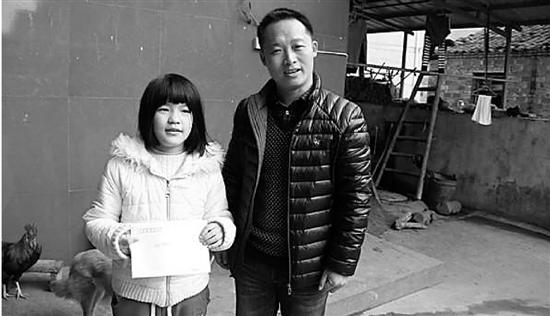 徐建新与杨思慧。尽管面对困难，徐校长仍然保持微笑，他希望教会学生要坚强乐观。
