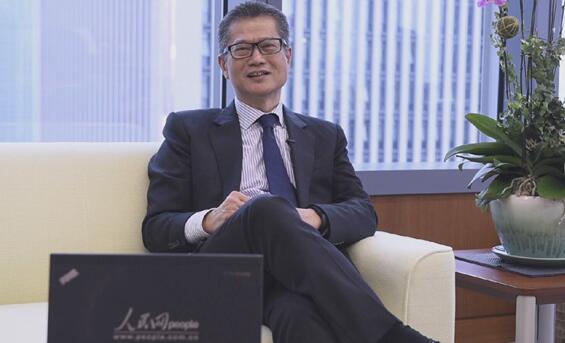 香港发展局局长陈茂波接受人民网专访（覃博雅、王子涵摄）