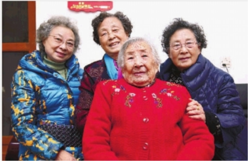 12月11日，南京大屠杀幸存者戎瑞霞老人（右二）和她的三个女儿合影。 记者 赵持 摄 新闻前奏