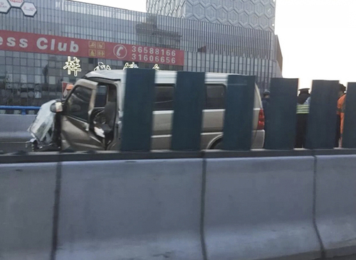 公交逆行撞面包车 20年驾龄老司机不听售票员提醒