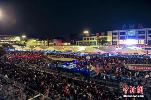 2月2日凌晨，广州火车站广场挤满了被滞留的旅客。 <a target='_blank' href='http://www.chinanews.com/'>中新社</a>记者 陈骥旻 摄