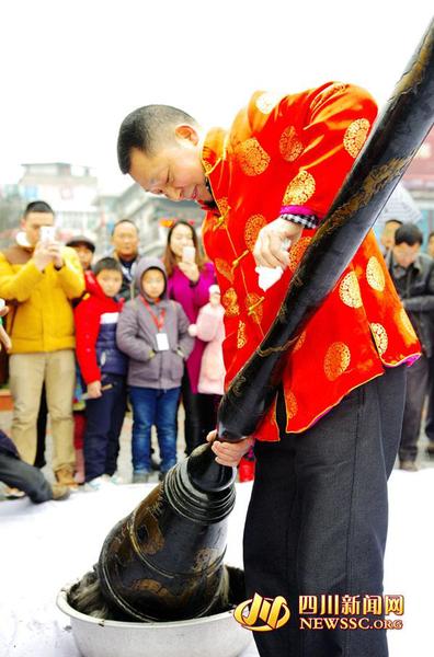 　　何文军正在做事前准备工作。（摄影：邓竹阳）