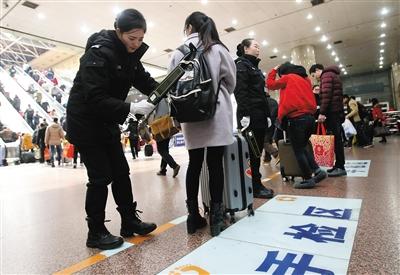 昨天中午，西站安检队大队长赵蕾在手检岗上对进站旅客安检。中午安检员轮换吃饭，班长替班值守。新京报记者 王贵彬 摄