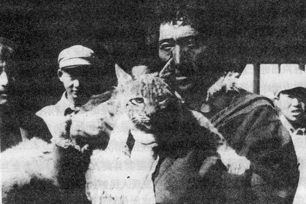 玉树上层人士携骏马、猞猁、鹿茸等贵重物品到西宁献给解放军，促请解放军早日解放玉树。 （选自《解放青海》画册）