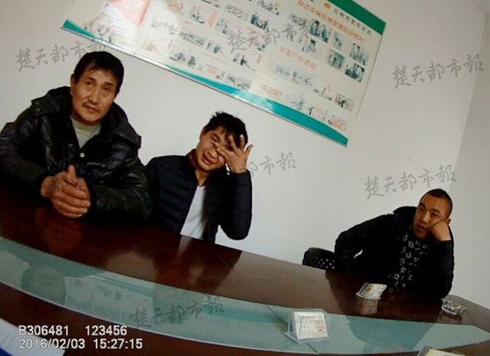 面包车上的年轻司机（中）吓哭了。右为宾利上的乘客
