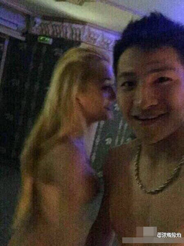 　杨笑天与穿着暴露的外国女郎亲密自拍。