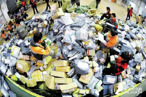 快递小哥累得坐台阶上睡着 辛酸照片刷屏(图)5