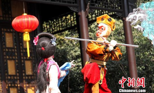图为孙悟空三打白骨精。　崔佳明　摄