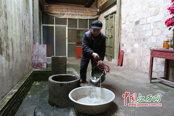 alt=老人每天早上起来后，就开始打水、洗脸、点油灯、抹神案······