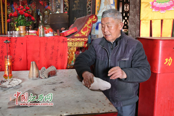 alt=老人每天早上起来后，就开始打水、洗脸、点油灯、抹神案······