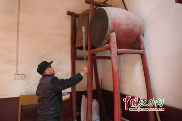 alt=每当有人朝拜完了放鞭炮，曾会和需要去敲一次钟和大鼓