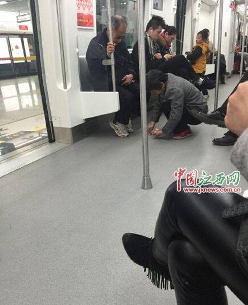 南昌大妈在地铁上捡泥土 网友称“中国好大妈”