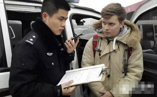 俄罗斯小伙穷游中国被困德州 民警相助顺利返回