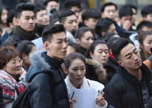 2月15日，参加北京电影学院表演学院考试的学生准备入场。