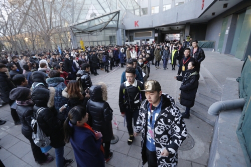 2月15日，在北京电影学院，报考表演学院的考生排队入场。
