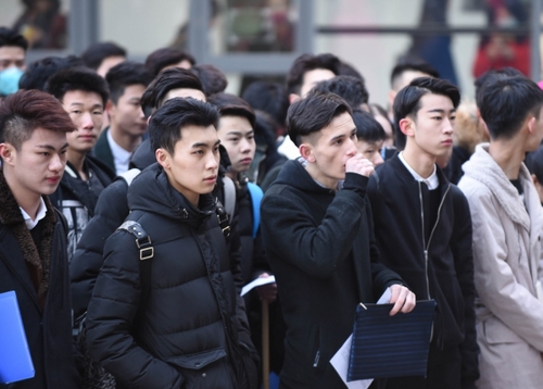 参加北京电影学院表演学院考试的学生准备入场。