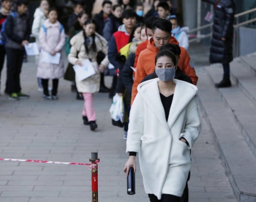 在北京电影学院，报考表演学院的考生排队入场。