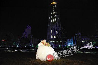 背对着身后218米高的“I 公式 u”，乔德位大声对身穿婚纱的老伴喊出“我爱你”，然后相拥接吻。 周少伟 摄