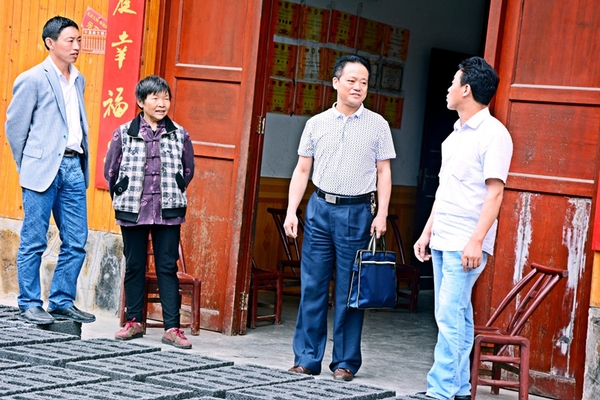 2015年6月，吕春建到建始县三里乡调研美丽乡村建设。