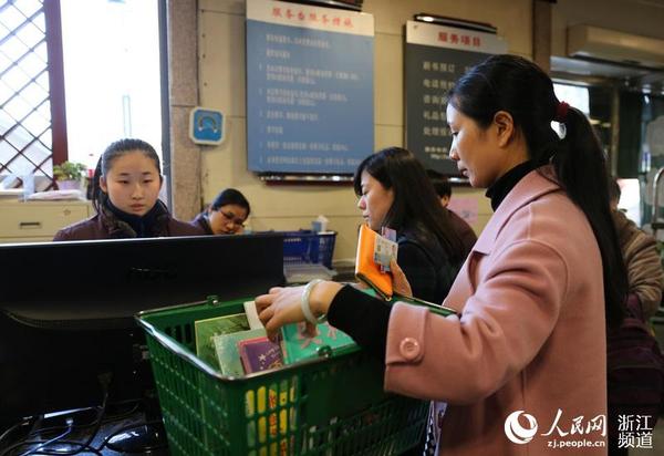 市民持市民卡或身份证都可借阅新书。