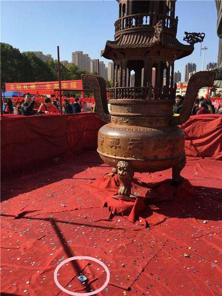 湖北寺庙香炉前现银行卡 媒体：财神知道密码吗